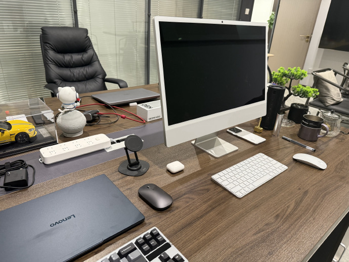 Sachint35829341's tweet photo. Ending another day at the office, keyboard still warm, coffee mug empty, already counting down to the weekend—gotta push through that one small project first https://t.co/aAYuUAgZVC