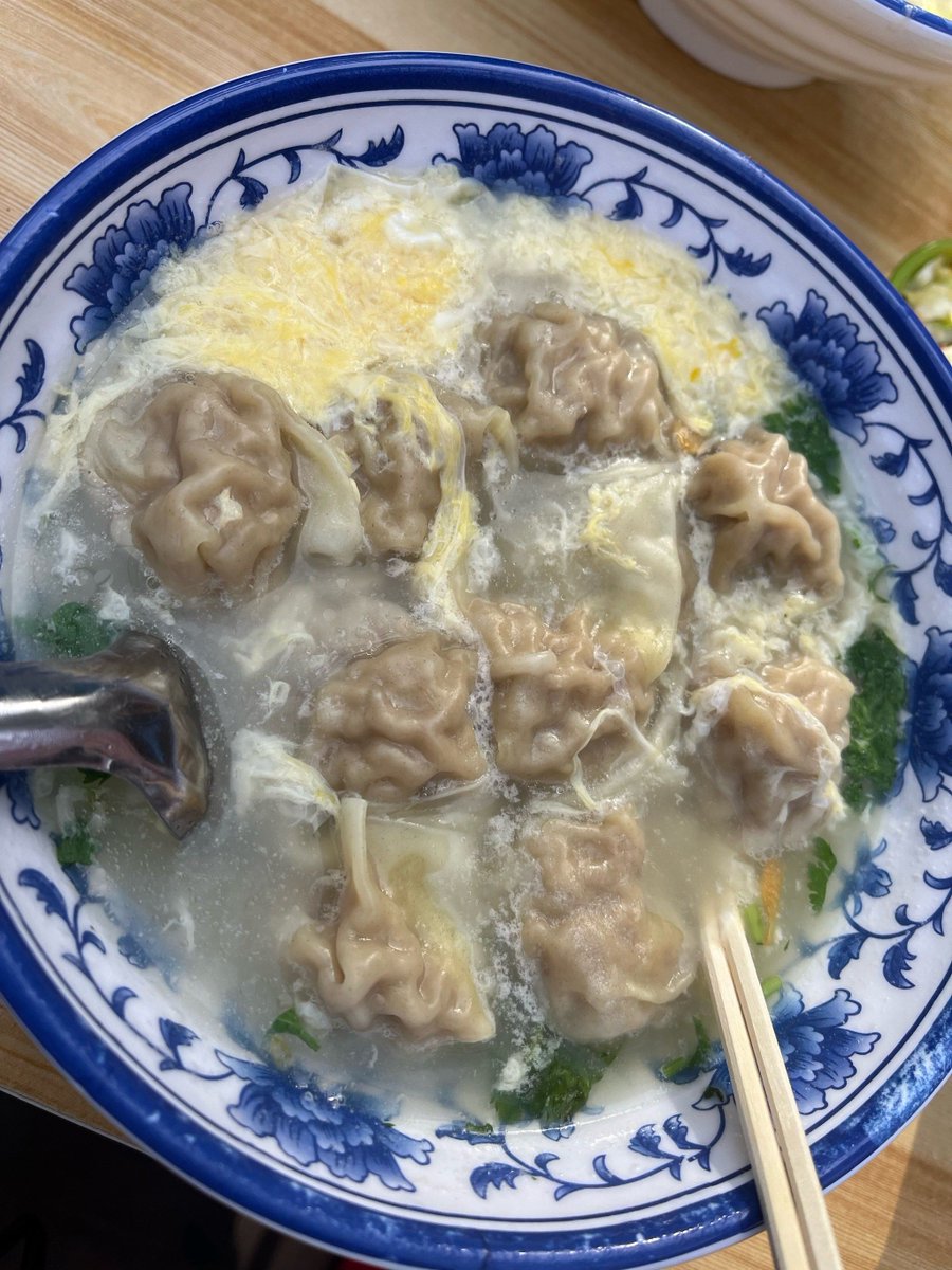 goodlekid's tweet photo. Late night cravings fixed with a bowl of hot pork bone ramen at the tiny street stall. Silence, steam, and warmth—this is what midnight feels like. https://t.co/u0c98TrQWD