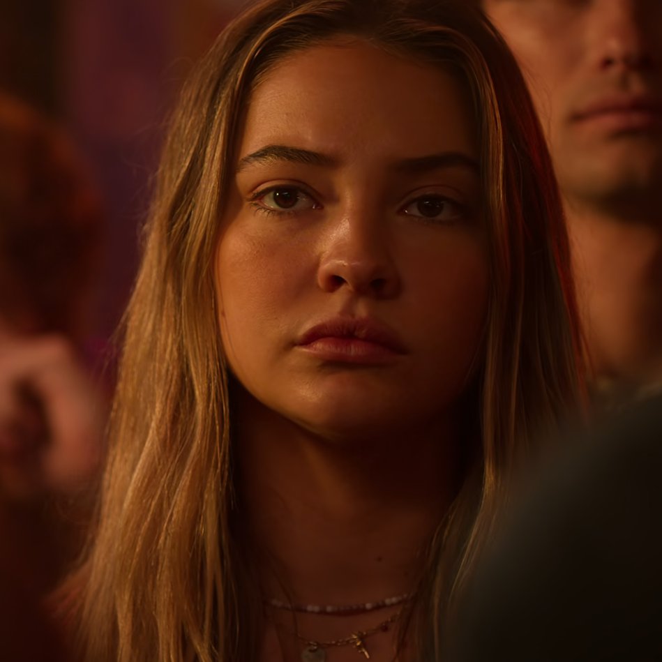 firecosgrove's tweet photo. que deus proteja a madelyn cline a madison bailey do mal chamado bichectomia! que coisa linda ver atrizes com BOCHECHAS nos dias de hoje https://t.co/8t8ycC6mnt