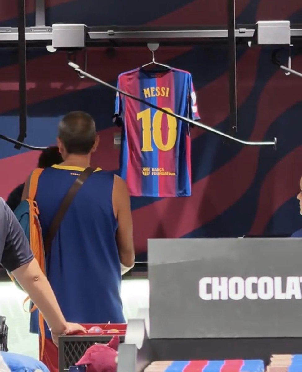 M10GOAT's tweet photo. جماهير برشلونة تطبع اسم الأسطورة ليو ميسي على قميص الفريق 🐐❤️💙 https://t.co/XvInWaYYK8