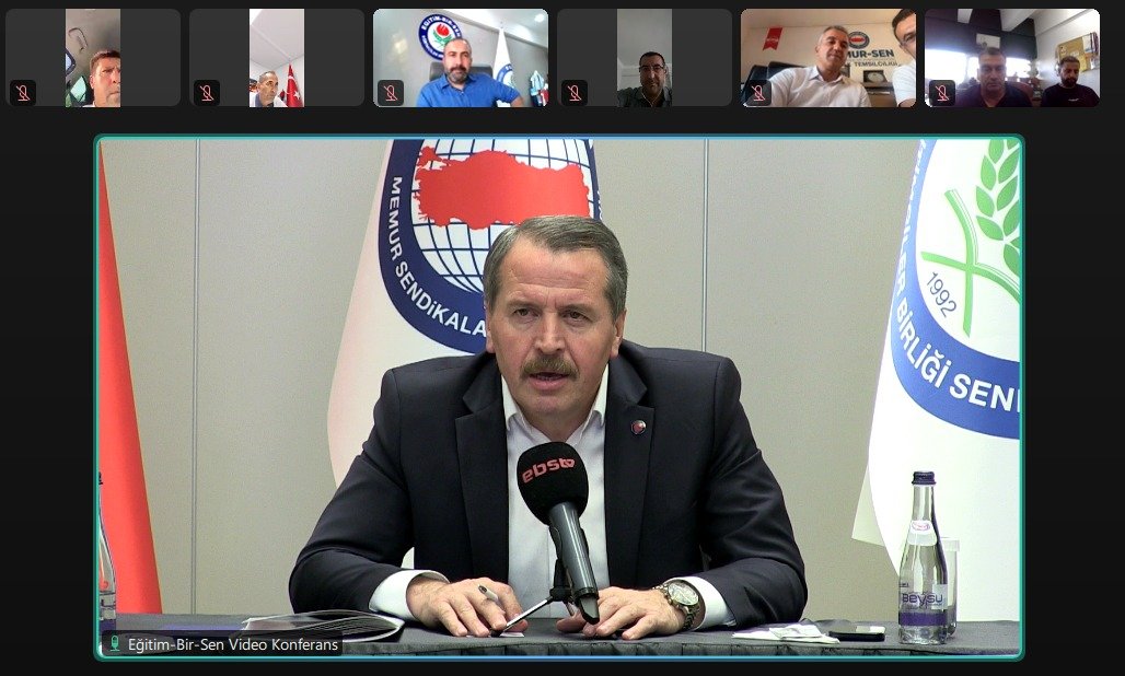 EgitimBirSen's tweet photo. EĞİTİM-BİR-SEN BAŞKANLAR KURULU ÇEVRİM İÇİ TOPLANDI

Başkanlar Kurulumuz, Genel Başkanımız Ali Yalçın başkanlığında çevrim içi toplandı. Toplantıda, yeni eğitim öğretim yılına ilişkin hazırlıklar, eğitim, ülke ve dünya gündemindeki gelişmelerin yanı sıra yaklaşan şube olağan kongre süreçleri de değerlendirildi.

Genel Başkanımız Ali Yalçın, sendikamızın kuruluşundan bugüne sahip olduğu öncü ve örnek olma misyonuna işaret ederek teşkilatlarımızda görev alanların ve göreve talip olanların bu misyonu göz ardı etmesinin mümkün olmadığını hatırlattı. 

Eğitim-Bir-Sen’in teşkilat yapısı ve sendikal çalışmalarının yalnızca Türkiye’de değil, uluslararası alanda da yakından takip edildiğini vurgulayan Yalçın, çok sayıda ülkeden sendika temsilcisinin teşkilat sistematiğimizi ve çalışmalarımızı incelemek üzere sendikamızı ziyaret ettiğini belirtti.

Genel Başkanımız Yalçın, “Bugün yalnızca ülkemizde değil, uluslararası alanda da örnek alınan, Çin’den Balkanlar’a kadar pek çok sendikanın dikkatle takip ettiği bir kuruluşuz. Bununla iftihar edelim ancak geldiğimiz noktayı korumak ve daha ileriye taşımak maksadıyla sorumluluğumuzun da farkında olalım.” dedi.

Teşkilatlanmadan Sorumlu Genel Başkan Yardımcımız Mesut Öner ise önümüzdeki aylar içinde gerçekleştirilecek şube olağan kongre süreçlerine ilişkin bir sunum yaparak Başkanlar Kurulunu bilgilendirdi.