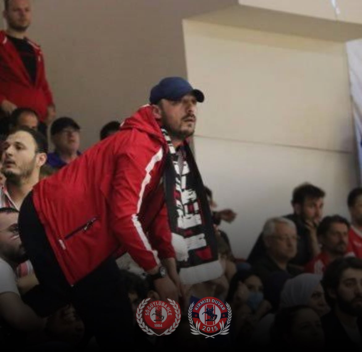 Sogutlubahce55's tweet photo. BEDEL ÖDEMEYEN KIYMET BİLMEZ!!

tribünde aynı ortak paydada buluştuğumuz Şirinler Grubu tribün lideri, kardeşimiz ve dostumuz Mehmet Doğukan BAYRAK’ın cezaevine girdiğini öğrenmiş bulunuyoruz.

Söğütlübahçe ve Kırmızı Duvar olarak kendisine geçmiş olsun dileklerimizi iletiyor, bu zor günlerinde yanında olduğumuzu bilmesini istiyoruz.

En kısa zamanda sevdiklerine ve kardeşlerine kavuşman dileği ile 
Geçmiş olsun Mehmet Doğukan BAYRAK

@dogukanbayrakk @forzasirinler86