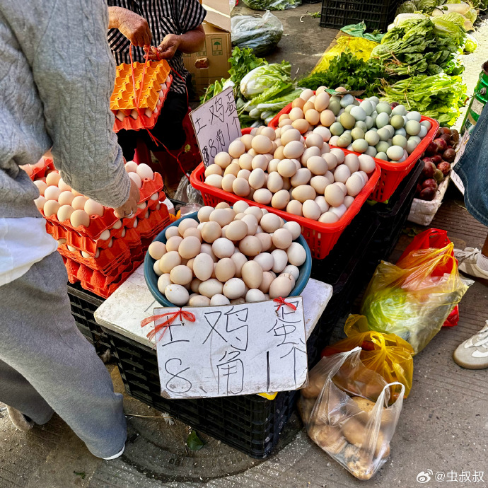 HunTer00499's tweet photo. Fresh seasonal veggies and local eggs restocked at our market stall! Perfect for tonight’s home-cooked dinner. Grab yours before they sell out~ https://t.co/80o0HdrHRp