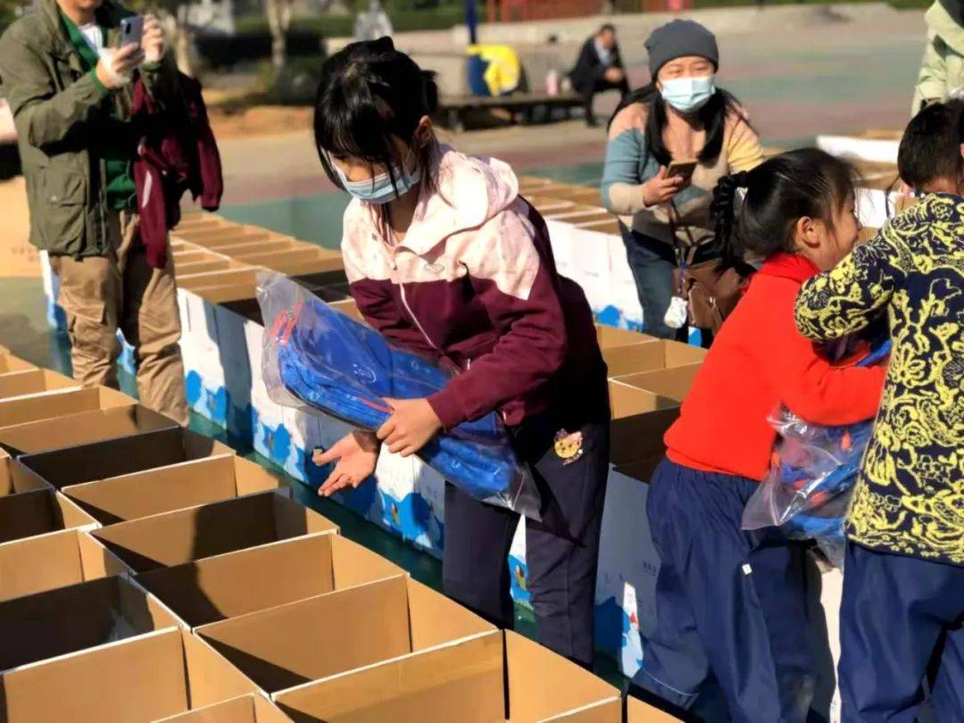 Xoxadd2's tweet photo. Spent my morning packing school supplies with the local volunteer team—so grateful to turn small efforts into big smiles for kids in need. #VolunteerWork https://t.co/hBb8fizGKL