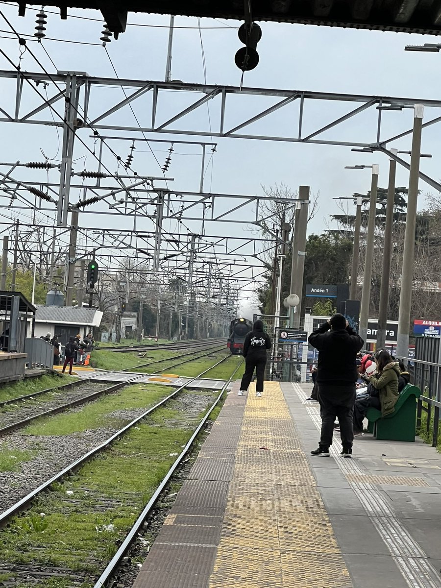 Nicolimassosa's tweet photo. TREN A VAPOR POR LAS VÍAS DEL ROCA

Una formación con la locomotora a vapor 3925 restaurada por el Ferroclub Argentino partió desde Remedios de Escalada con destino a Dolores, a modo de prueba.
Ya pasó por Banfield, Lomas de Zamora, Adrogué, entre otras localidades 🚆🛤️😉🤩🇦🇷 https://t.co/zTmp9nOtT3