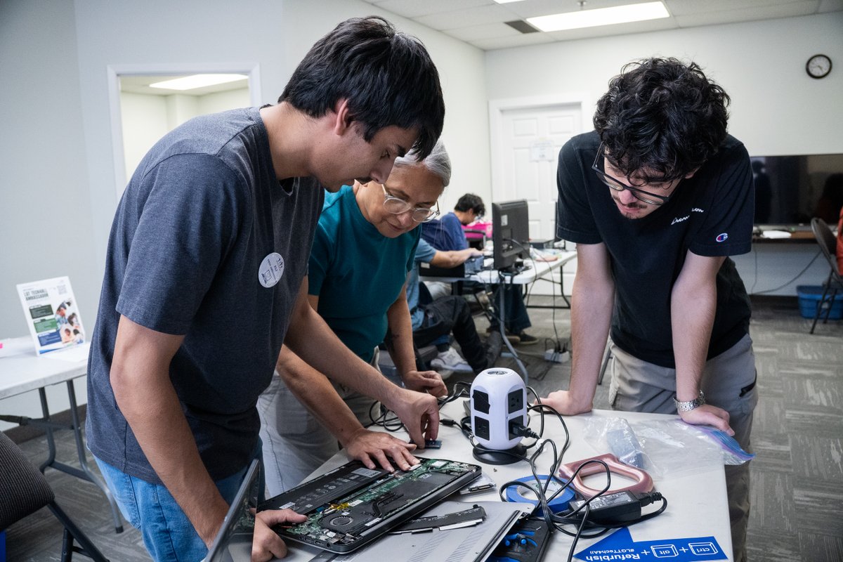 GetTogetherTO's tweet photo. We just finished our first-ever Computer Refurbathon in Mississauga. As a community, we refurbished over 28 computers and had six of them picked up! 

Thank you to those who participated or donated their used computers to Let’s Get Together.

#LGTComputerRefurbathon #TechEquity https://t.co/9ruJZulWiN