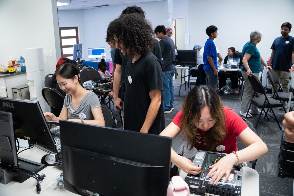 GetTogetherTO's tweet photo. We just finished our first-ever Computer Refurbathon in Mississauga. As a community, we refurbished over 28 computers and had six of them picked up! 

Thank you to those who participated or donated their used computers to Let’s Get Together.

#LGTComputerRefurbathon #TechEquity https://t.co/9ruJZulWiN