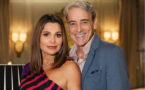 suedeMingotte's tweet photo. Brigitte vai transformar a vida de Fábia e Ulisses em um verdadeiro inferno em #QuemAmaCuida. 

Ao insinuar que sentiu perfume de outra mulher nas roupas do tio, ela alimentará o ciúme de Fábia. 

A situação piorará quando a esposa descobrir que Ulisses é viciado em jogos e está afundado em dívidas. 

Revoltada com a mentira, Fábia expulsará o marido de casa e decidirá se separar.

🗞️ Notícias da TV