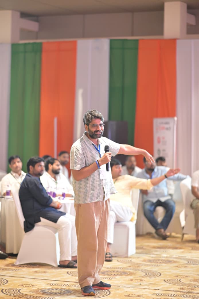 INCMP's tweet photo. नरसिंहपुर में आयोजित @IYC के प्रदेश स्तरीय प्रशिक्षण शिविर - IYC बुनियादी कार्यक्रम के द्वितीय दिवस भारतीय युवा कांग्रेस के राष्ट्रीय प्रभारी श्री मनीष शर्मा जी की उपस्थिति में संगठन, युवा शक्ति और आगामी रणनीति को लेकर महत्वपूर्ण चर्चा हुई।

इस अवसर पर @IYCMadhya प्रदेश प्रभारी श्री शिवी सिंह चौहान जी, सह-प्रभारी श्री रूपेश भदौरिया जी, IYC सोशल मीडिया विभाग के चेयरमैन श्री मनु जैन जी, राष्ट्रीय सचिव श्री पुनीत सिंह पारिया जी, राष्ट्रीय सचिव सुश्री सदफ खान जी, श्री सिद्धार्थ जी, युवा कांग्रेस प्रदेश अध्यक्ष यश घनघोरिया जी ने विभिन्न विषयों पर युवाओं से संवाद किया।