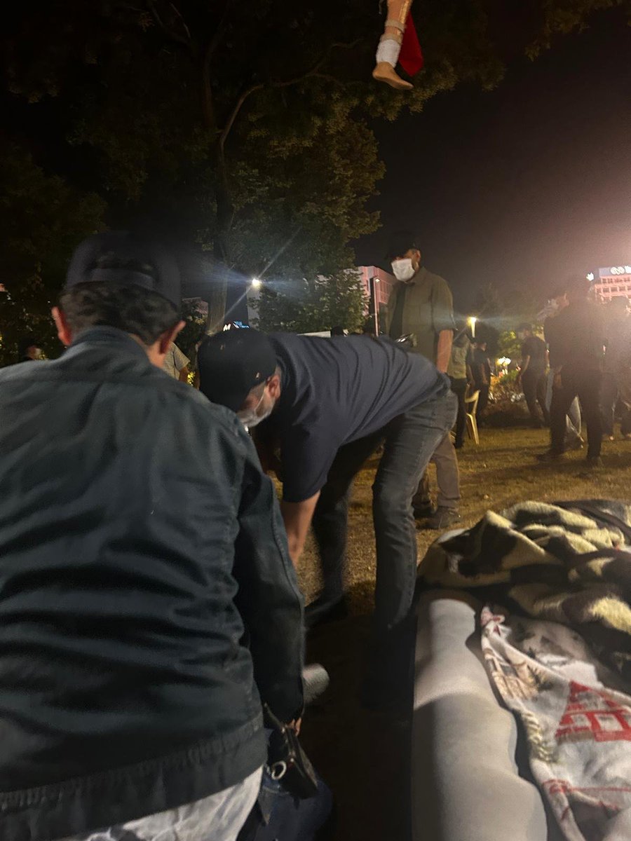 idrisTugunmus12's tweet photo. Bizi şafak operasyonuyla aldılar!

Oysa önceden bildirilip alanı terk etmemiz söylenseydi bu görüntülere engel olunmaz mıydı?

Buradan açıkça soruyorum: Sayın İçişleri Bakanı @mustafaciftcitr, yüzlerce yüzü maskeli ve şapkalı kişiyle bizlere yaşatılanların geçerli bir açıklaması olacak mı? 

Bizlerin bu şekilde onurumuz ve gururumuzla oynayarak derdest edilmesi talimatını kim ya da kimler verdi? Bu muameleyi hak edecek ne yaptık ?
@RTErdogan
@TC_icisleri
#HainsizTürkiye #TeröreBoyunEğmeyeceğiz #teröristlemüzakereyehayır #NEMUTLUTÜRKÜMDİYENE
