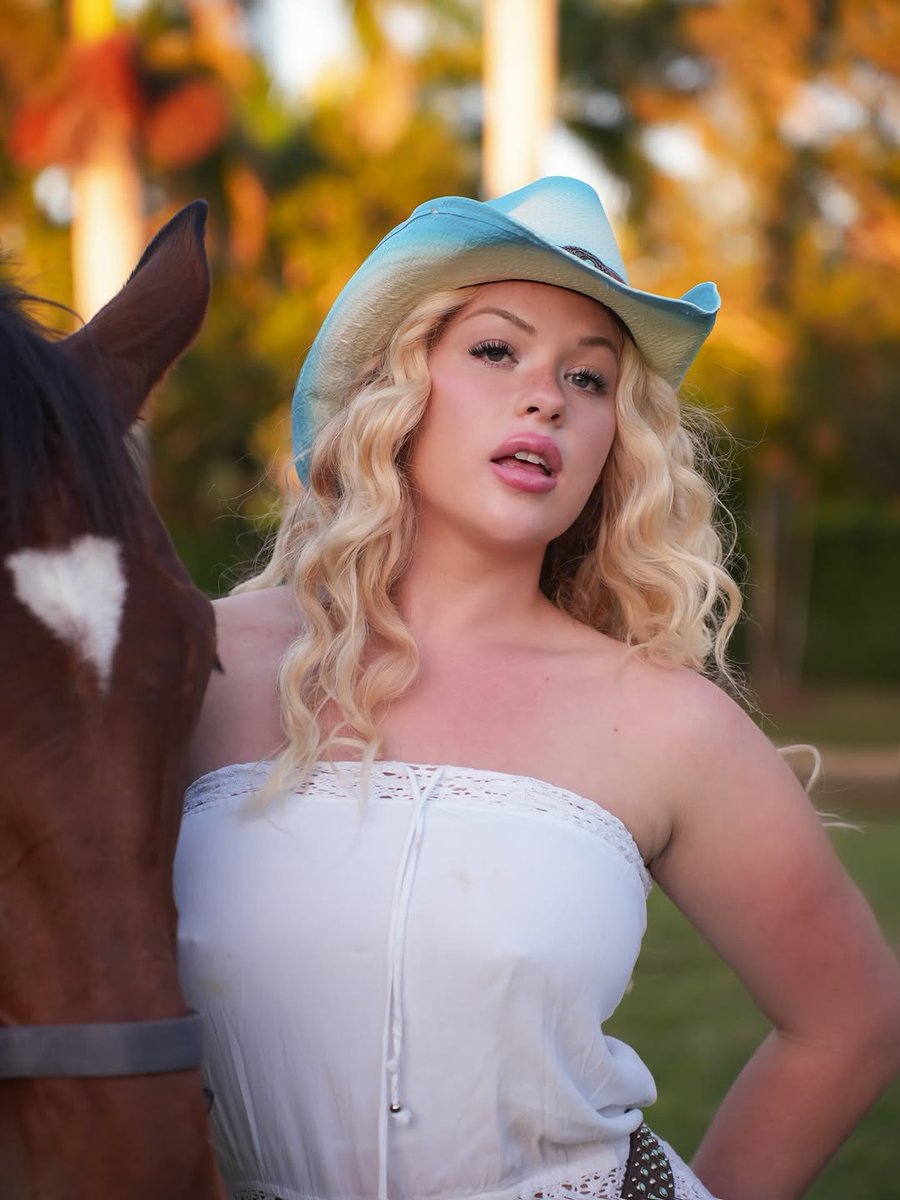 CountrygirlRuby's tweet photo. Back in the saddle and lookin’ to whatever comes a-hollerin’ my way. https://t.co/9JMMEaOkIz