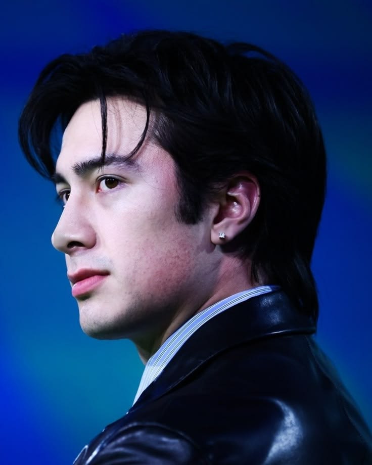 HudsonwilliamMX's tweet photo. Cameron Bailey, CEO del TIFF, sobre la participación de Hudson Williams en el festival: «Mucha gente irá simplemente por la oportunidad de estar en la misma sala que Hudson, escuchar lo que tiene que decir y, quizá, también admirarlo» (vía podcast IndieWire: Screen Talk en Spotify)

Podcast: Podría extenderme mucho aquí, pero creo que destacaré que tienen al mismísimo canadiense Hudson Williams en una charla, como una apasionada fan de Heated Rivalry, me gustaría ver eso. Y entonces, ¿tiene alguna película o algo más?
Cameron: Tiene una serie llamada Yaga, que es una serie canadiense rodada aquí y que también vamos a presentar en el festival, definitivamente valdrá la pena verla. Pero sí, creo que mucha gente irá simplemente por la oportunidad de estar en la misma sala que Hudson, escuchar lo que tiene que decir y, quizá, también admirarlo un poco, sí.