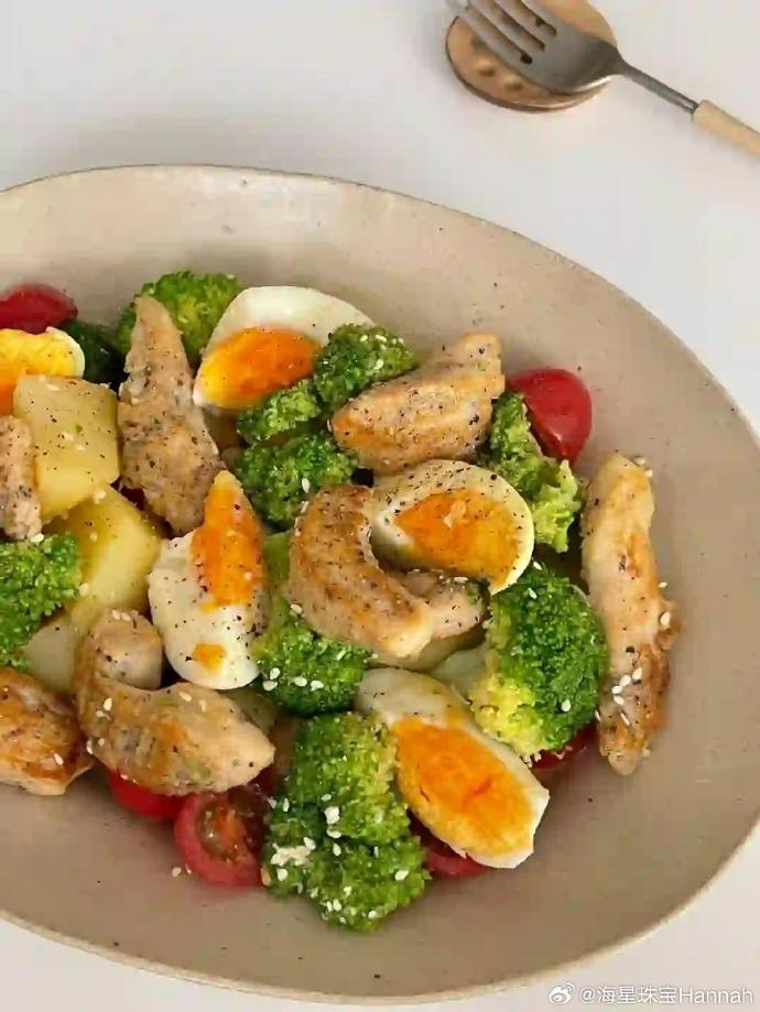 ximengonsalez's tweet photo. [Quick u0026 easy low-cal meal idea! Grilled chicken breast, roasted cherry tomatoes, steamed broccoli, and a quinoa sprinkle — protein-packed, fiber-rich, and perfect for your fat loss journey. Fuel right, feel great ]， https://t.co/WqyD8KI0FW