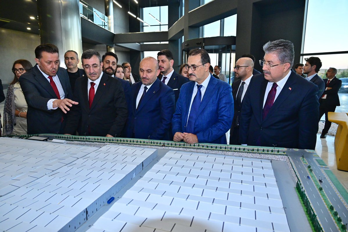 eskvaliligi's tweet photo. Cumhurbaşkanı Yardımcımız Sayın Cevdet Yılmaz ve Valimiz Dr. Erdinç Yılmaz, Sanayi ve Teknoloji Bakan Yardımcısı Çetin Ali Dönmez, AK Parti Eskişehir Milletvekili Fatih Dönmez, AK Parti İl Başkanı Gürhan Albayrak, AK Parti MKYK Üyesi Mürsel Çavdar ve AK Parti MKYK Üyesi ve Eskişehir Milletvekili İdris Nebi Hatipoğlu’nun Yönetim Kurulu Başkanlığını yürüttüğü, Eskişehir Organize Sanayi Bölgesi’nde faaliyet gösteren Europen Endüstri İnşaat Sanayi A.Ş. fabrikasını ziyaret etti.

@tcbestepe 
@_cevdetyilmaz 
@DrErdincYILMAZ1 
#Eskişehir