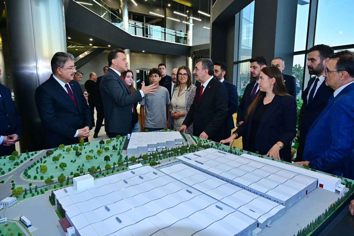 eskvaliligi's tweet photo. Cumhurbaşkanı Yardımcımız Sayın Cevdet Yılmaz ve Valimiz Dr. Erdinç Yılmaz, Sanayi ve Teknoloji Bakan Yardımcısı Çetin Ali Dönmez, AK Parti Eskişehir Milletvekili Fatih Dönmez, AK Parti İl Başkanı Gürhan Albayrak, AK Parti MKYK Üyesi Mürsel Çavdar ve AK Parti MKYK Üyesi ve Eskişehir Milletvekili İdris Nebi Hatipoğlu’nun Yönetim Kurulu Başkanlığını yürüttüğü, Eskişehir Organize Sanayi Bölgesi’nde faaliyet gösteren Europen Endüstri İnşaat Sanayi A.Ş. fabrikasını ziyaret etti.

@tcbestepe 
@_cevdetyilmaz 
@DrErdincYILMAZ1 
#Eskişehir
