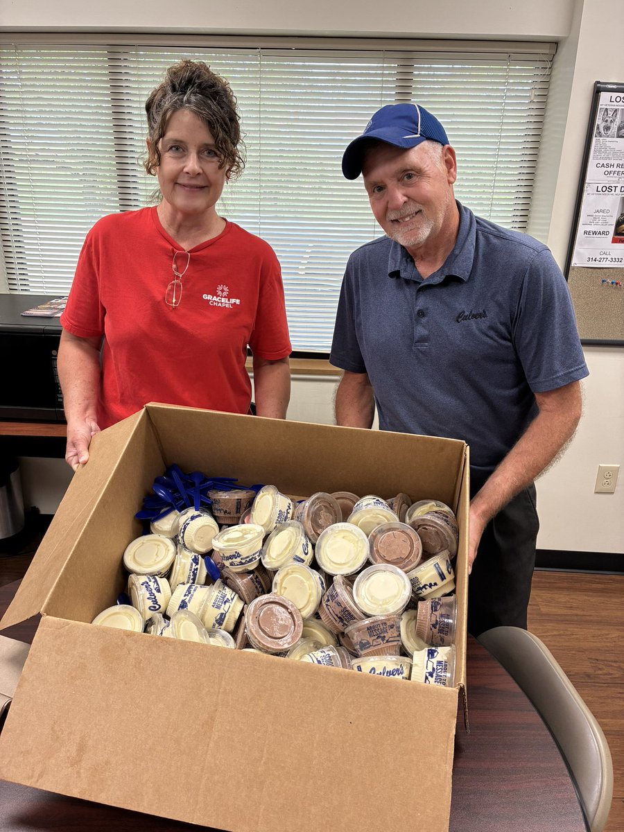 JeffCoMoSheriff's tweet photo. You know what’s great on a hot summer day? Fresh frozen custard from @culvers!
Laura Borman from @Gracelife_STL and Jim Robinson, Owner of Culver’s in Crystal City, stopped by to drop off some dishes of frozen custard that were leftover from another event.
First off, a huge thanks to both of them for thinking of us.
Second, who doesn’t finish their frozen custard? 🤷 We’re not mad, though. It’s more fuel for the justice machine.
Thanks again, Jim and Laura! 🫡