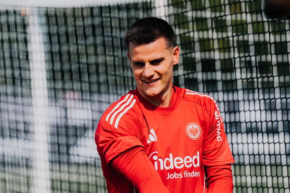 theleedswatch's tweet photo. 🚨 Leeds United nearing agreement in principle with Eintracht Frankfurt for their goalkeeper Michael Zetterer. 

Would arrive as deputy for James Trafford

@BerenCross #LUFC https://t.co/VUv8SghHap