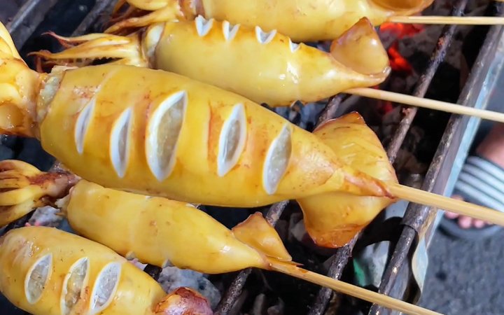 JudidthLopez's tweet photo. Craving late-night street snacks Just found piping hot grilled squid skewers at the night market—smoky, savory, totally addictive! https://t.co/KYnHKSFuLC
