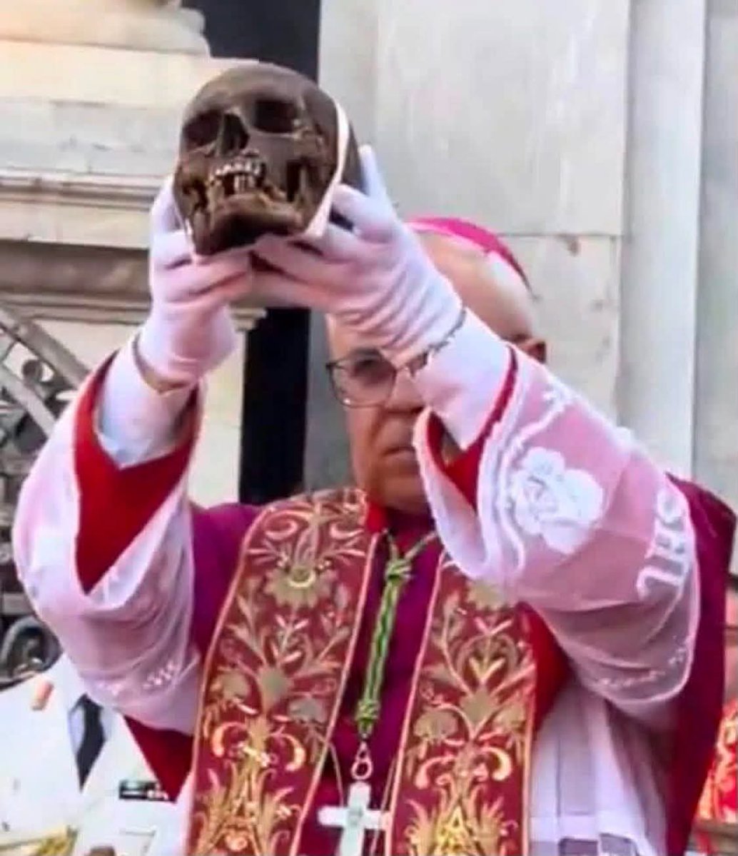 DeUnique99's tweet photo. This skùl is called what in Catholic faith? https://t.co/xa02mCFI5X