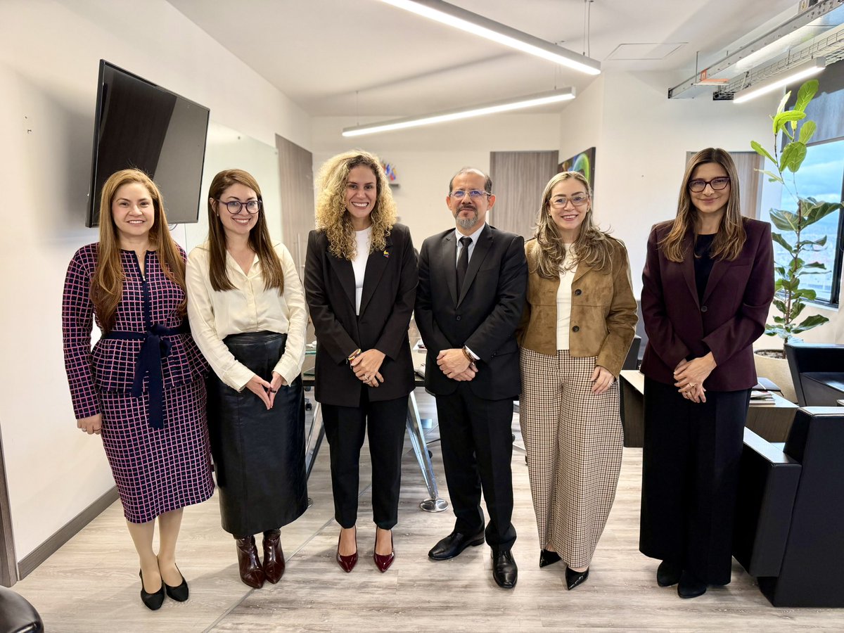 nlopezfuentes's tweet photo. Una reunión especial y también histórica: mujeres al frente de la agenda laboral, fortaleciendo alianzas y trabajando juntas por Colombia. 🇨🇴

Con nuestras viceministras Elianne Forero y Juliana Morad nos reunimos con el equipo de la OIT para los Países Andinos, encabezado por su director, Ítalo Cardona, y acompañado por Melva Díaz, funcionaria principal de Programas y Alianzas, y Teresa Torres, especialista en Legislación Laboral.

Sumamos esfuerzos y articulamos acciones para responder a los impactos de la emergencia sobre el empleo y acompañar a los trabajadores y territorios afectados.

La #PatriaMilagro se construye trabajando. 🙏🇨🇴