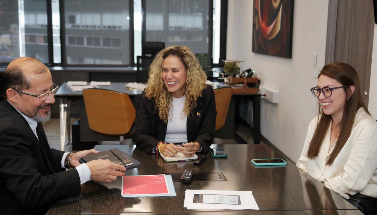 nlopezfuentes's tweet photo. Una reunión especial y también histórica: mujeres al frente de la agenda laboral, fortaleciendo alianzas y trabajando juntas por Colombia. 🇨🇴

Con nuestras viceministras Elianne Forero y Juliana Morad nos reunimos con el equipo de la OIT para los Países Andinos, encabezado por su director, Ítalo Cardona, y acompañado por Melva Díaz, funcionaria principal de Programas y Alianzas, y Teresa Torres, especialista en Legislación Laboral.

Sumamos esfuerzos y articulamos acciones para responder a los impactos de la emergencia sobre el empleo y acompañar a los trabajadores y territorios afectados.

La #PatriaMilagro se construye trabajando. 🙏🇨🇴