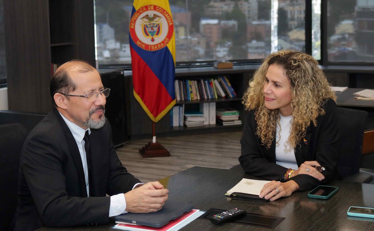 nlopezfuentes's tweet photo. Una reunión especial y también histórica: mujeres al frente de la agenda laboral, fortaleciendo alianzas y trabajando juntas por Colombia. 🇨🇴

Con nuestras viceministras Elianne Forero y Juliana Morad nos reunimos con el equipo de la OIT para los Países Andinos, encabezado por su director, Ítalo Cardona, y acompañado por Melva Díaz, funcionaria principal de Programas y Alianzas, y Teresa Torres, especialista en Legislación Laboral.

Sumamos esfuerzos y articulamos acciones para responder a los impactos de la emergencia sobre el empleo y acompañar a los trabajadores y territorios afectados.

La #PatriaMilagro se construye trabajando. 🙏🇨🇴