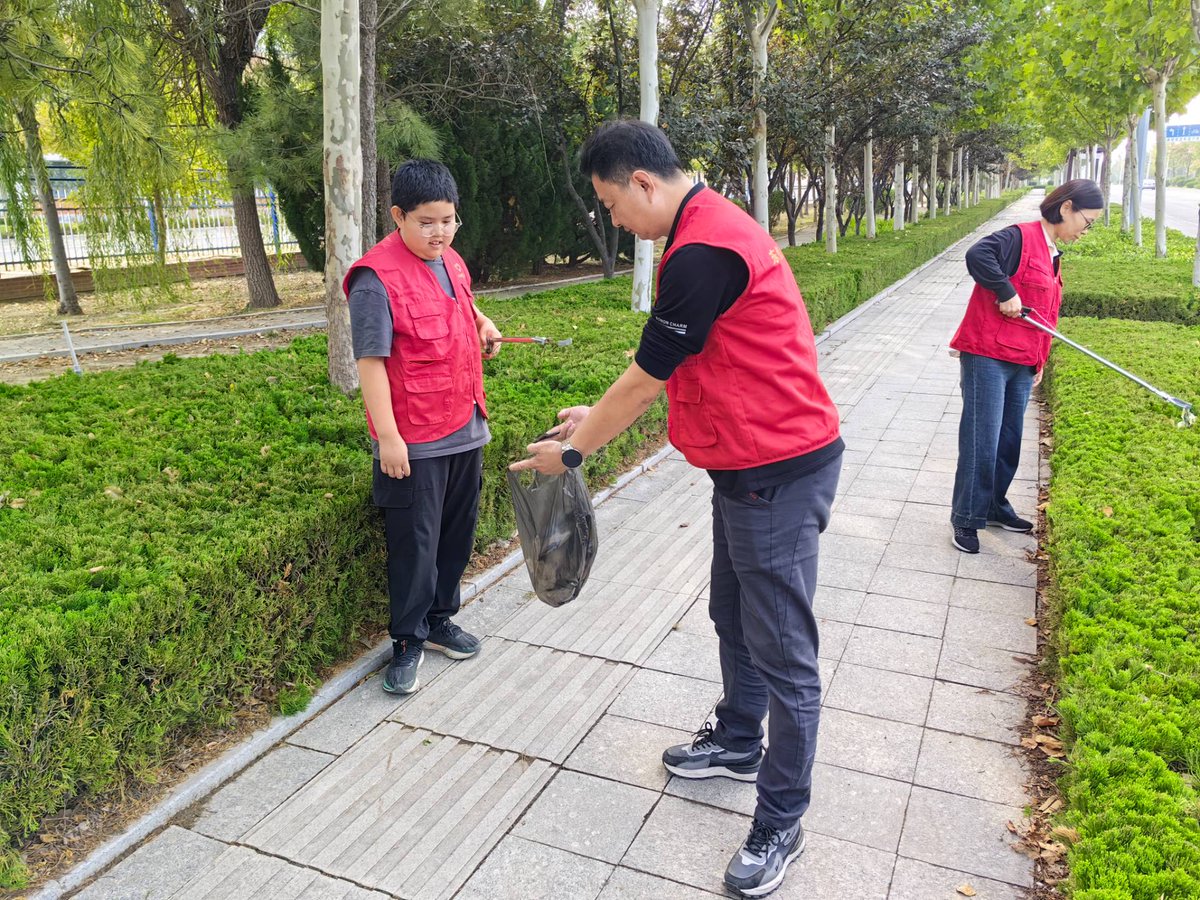 ElijahBastan's tweet photo. Join our neighborhood fall cleanup this Saturday 9AM at Central Park! Gloves u0026 snacks provided—let’s spruce up our community together! https://t.co/PeyMJAmLp3