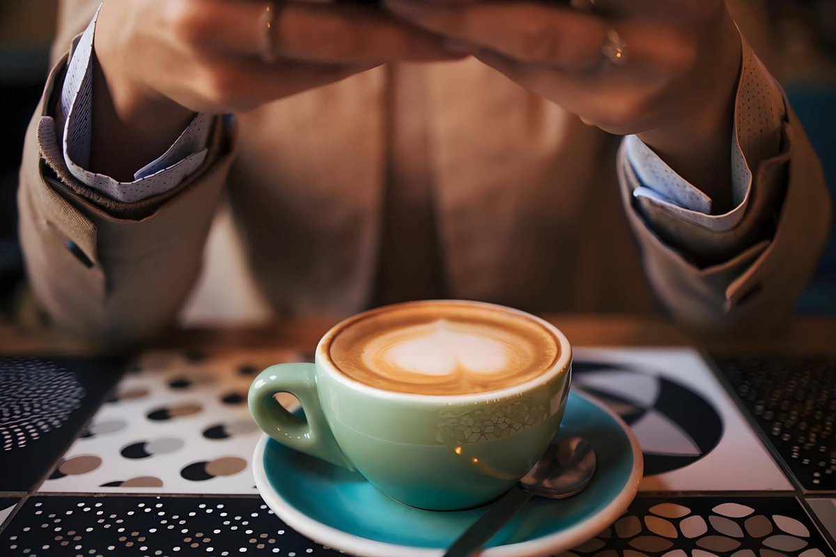 chevi25853's tweet photo. Just wrapped up a 2-hour overtime to fix today’s report — late-night office snacks and coffee are saving my soul right now. #WorkLife #OvertimeMode， https://t.co/tsHbYklLvB