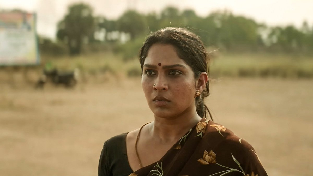 moviebuffindia's tweet photo. To give Swasika’s character Selvi a different look from Lubber Pandhu, he wanted to give her a traditional ‘kalai’ look.

Since Selvi is a widow and could not wear a bindi (pottu), two small beauty marks were placed near the bindi area to give her face a unique and graceful look.

#NooruSami Director Sasi on Moviebuff Decodes