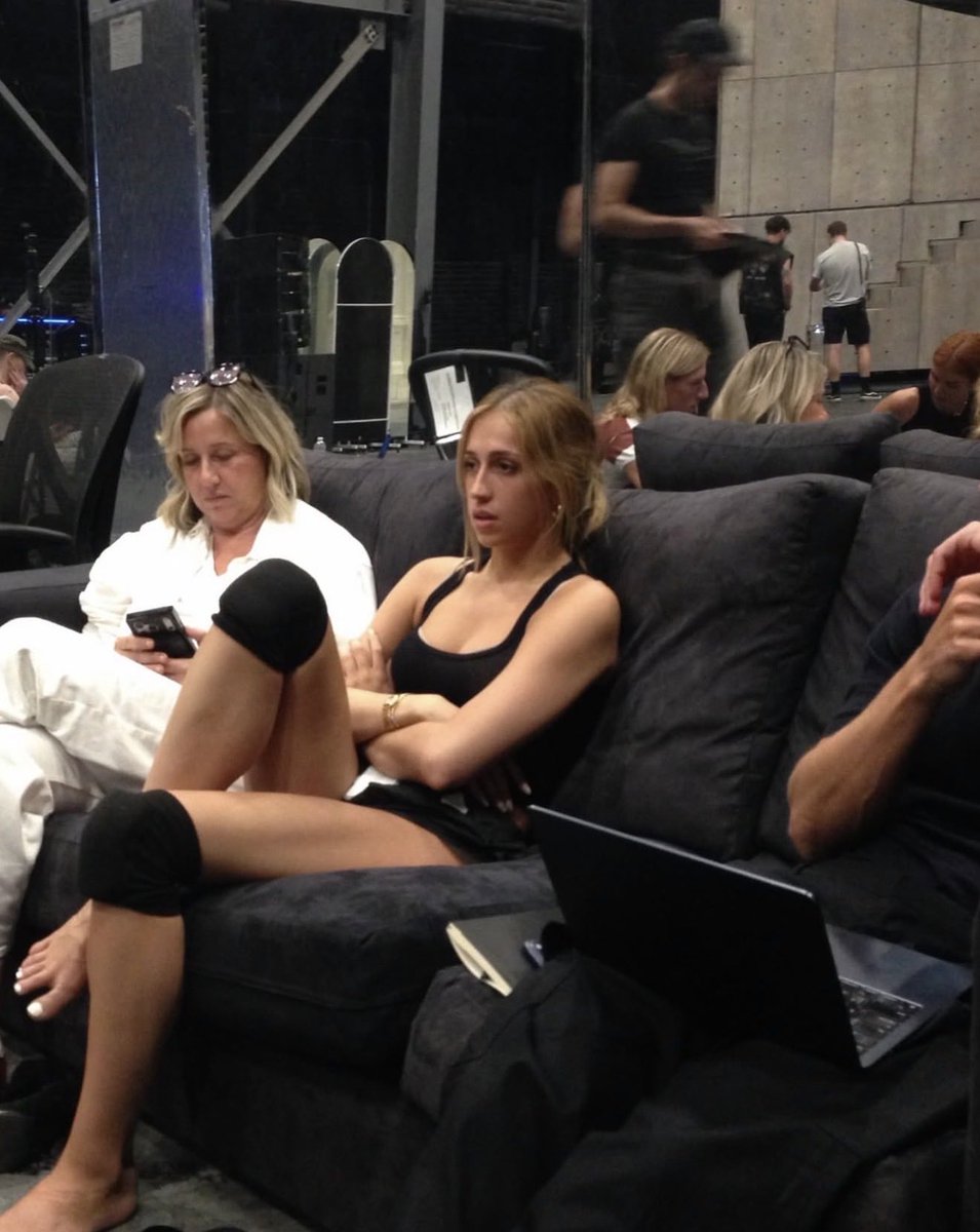 soclosetobri's tweet photo. i love seeing pics of her being a normal person #idk https://t.co/cvYWrP6mOC