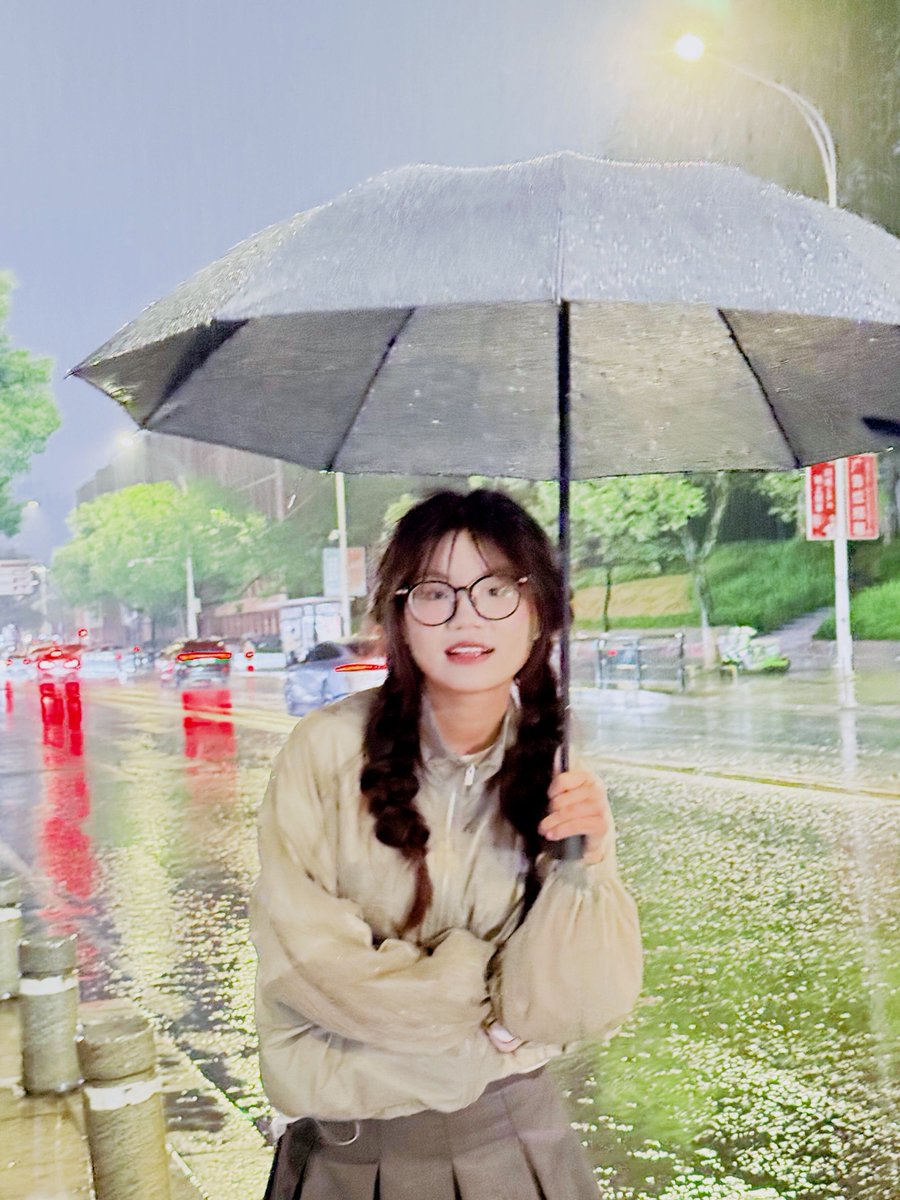 SogaHt123's tweet photo. Just stole a warm bite of my girl’s milk tea on this rainy afternoon https://t.co/uvo4njpblk
