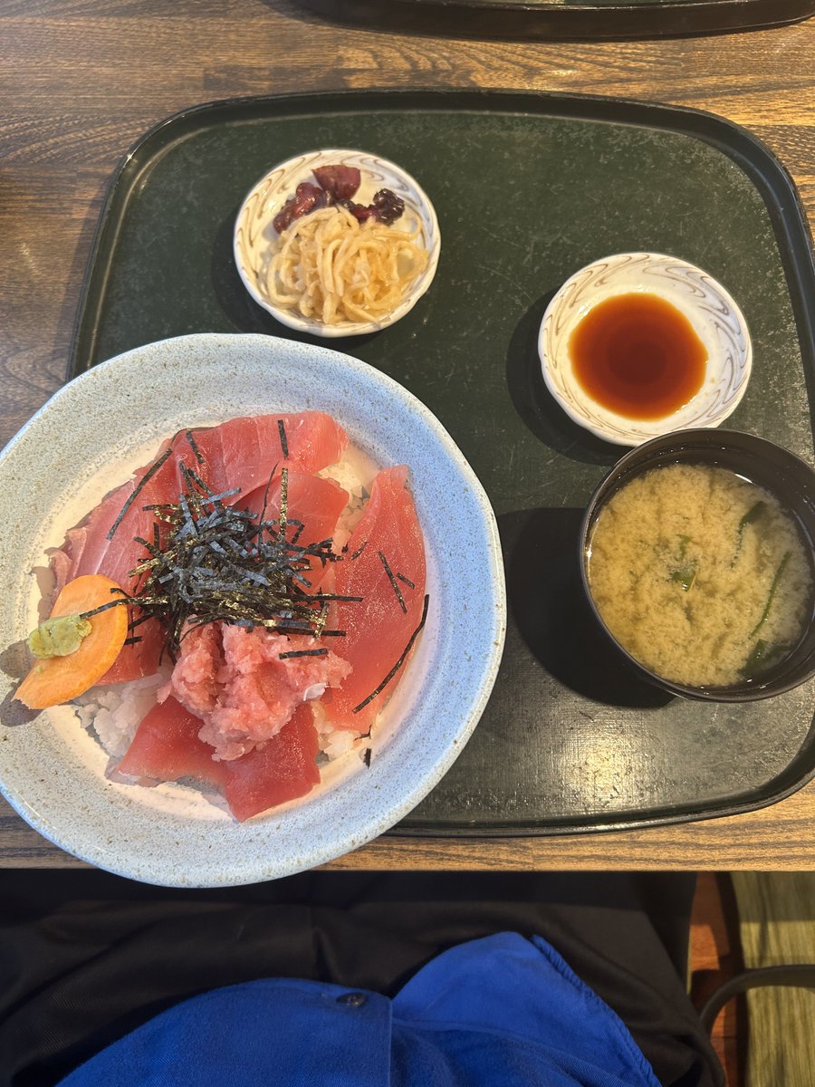 27end_'s tweet photo. 海鮮丼もケーキも美味しかった♬.*ﾟ https://t.co/VJnjf0lWQ9