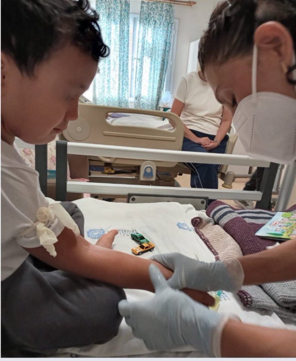 ASUDEKDN's tweet photo. Annesinin şefkatine muhtaç 4 yaşında hasta bir çocuk ve vicdanları kanatan bir trajedi... Yargıtay'ın bozma kararına rağmen cezaevinde tutulan Melek Tekin'in oğlu Selman, ondan uzak şekilde veremle mücadele ediyor.

Vicdanlara sesleniyoruz: Bu zulme ortak olmayın!
#İtirazımızVar https://t.co/sQdcbms9pC