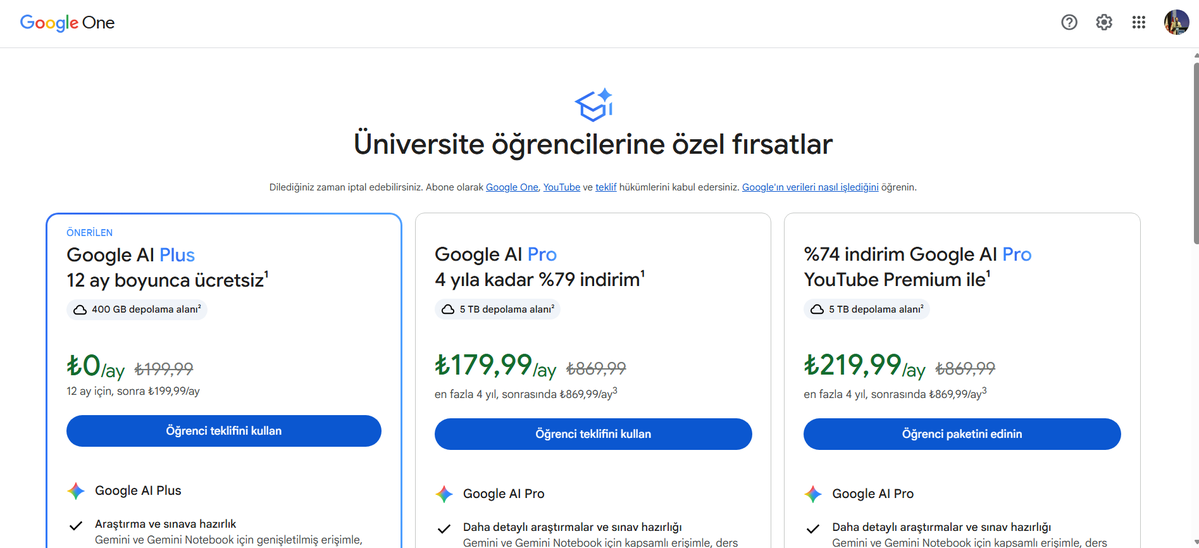 mustafakalfa__'s tweet photo. Geçen yıl "sonra bakarım" deyip Google AI Pro'nun 12 ay ücretsiz kampanyasını kaçıran arkadaşlarım epey pişmanlardı.

Kampanya bu hafta yeniden açıldı.

Ama şuna dikkat etmek lazım: Türkiye'ye bu sefer AI Pro değil, alt paket olan AI Plus (400 GB, 2x limit) veriliyor. Geçen yılki Deep Research + NotebookLM + 2 TB cömertliği değil yani.

O özellikleri ikinci teklife koymuşlar. O da hâlâ son derece ucuz. Linki burada:

https://t.co/LUDTTvoWTn