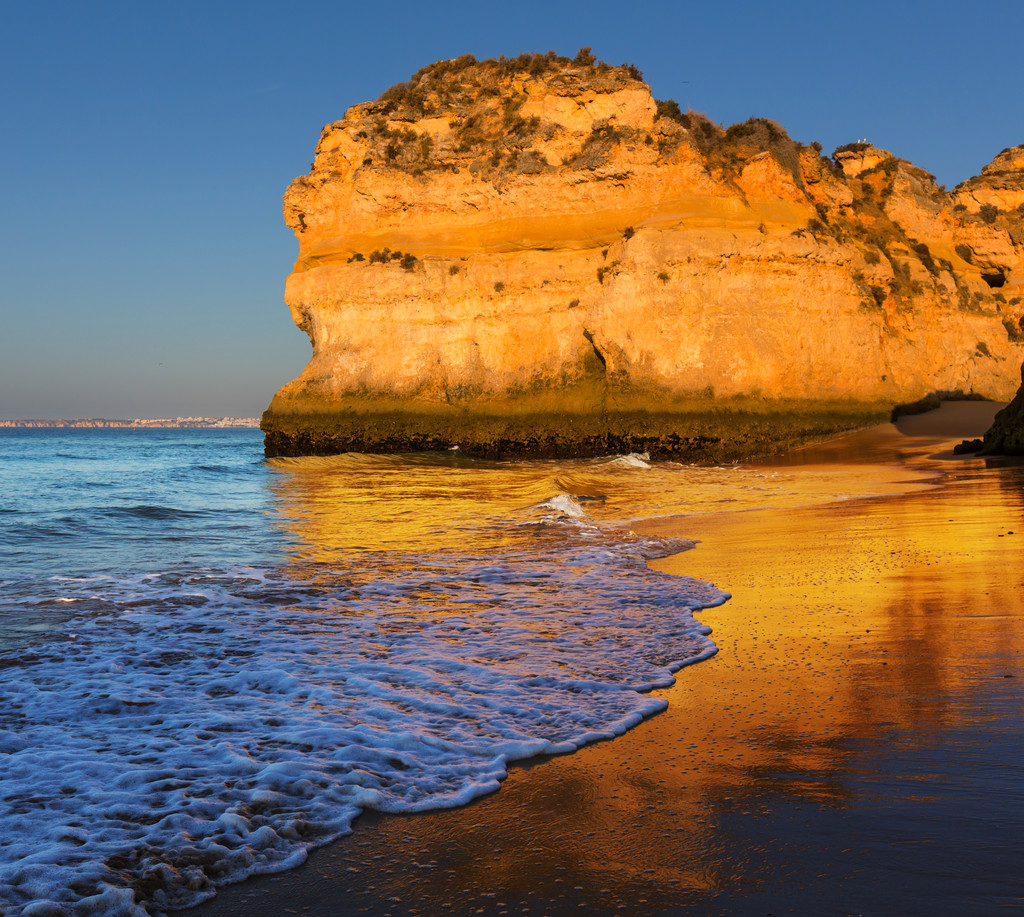 brockwitmer's tweet photo. Just found a hidden coastal cove in Portugal at sunset, waves singing, salt in the air—this is the calm I’ve been chasing all year.  #TravelStories #HiddenGem， https://t.co/iCca4hSRj0