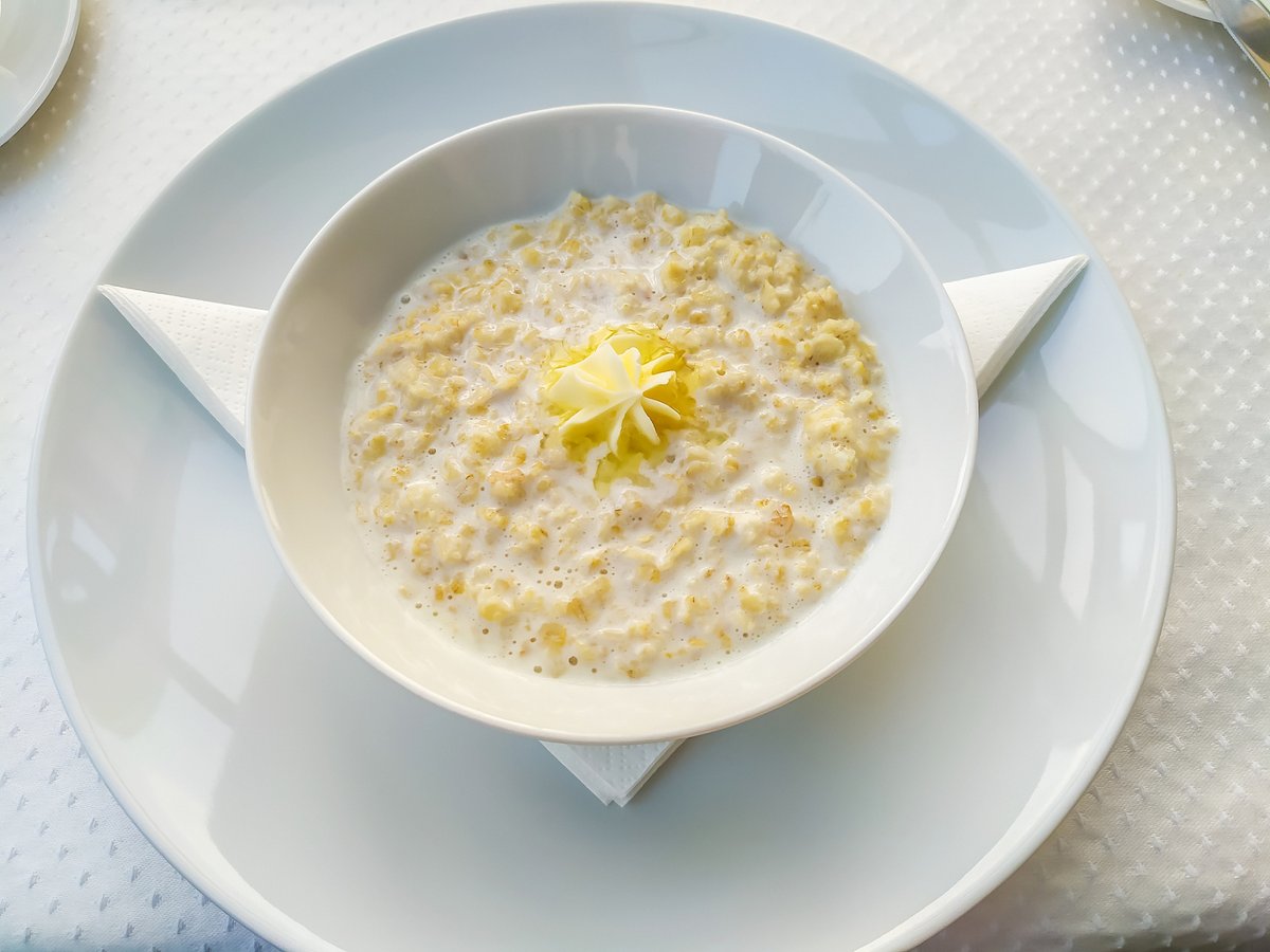CharlsieWaqxtv's tweet photo. [A warm homemade oatmeal bowl with sliced bananas and a drizzle of honey—my go-to cozy breakfast for busy weekdays! ]， https://t.co/ldJrqEviyL