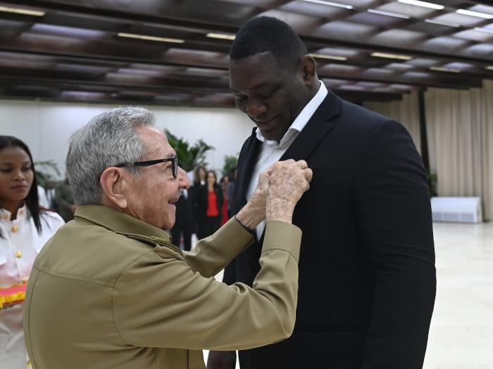 MMarreroCruz's tweet photo. Hoy cumple 44 años el Gigante de Herradura, Héroe de la República de #Cuba, cinco veces campeón olímpico, leyenda de la lucha grecorromana.

¡Muchas felicidades, Mijaín! Gracias por toda la gloria conquistada. 

Nuestro pueblo te abraza. https://t.co/l6331tF8iy