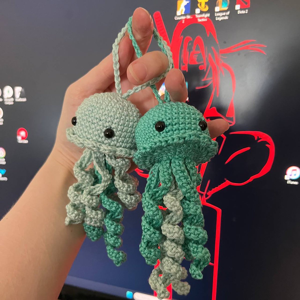 stealurtime's tweet photo. @yoontokadzu меня бабушки тоже в детстве учили, причём одна крючком, а другая спицами, но я только баловалась, потому что тоже усидчивости не хватало, а сейчас самый кайф под сериальчик

из игрушек ещё вот, а остальные работы были одежда + шоппер https://t.co/j5VWTREaCq
