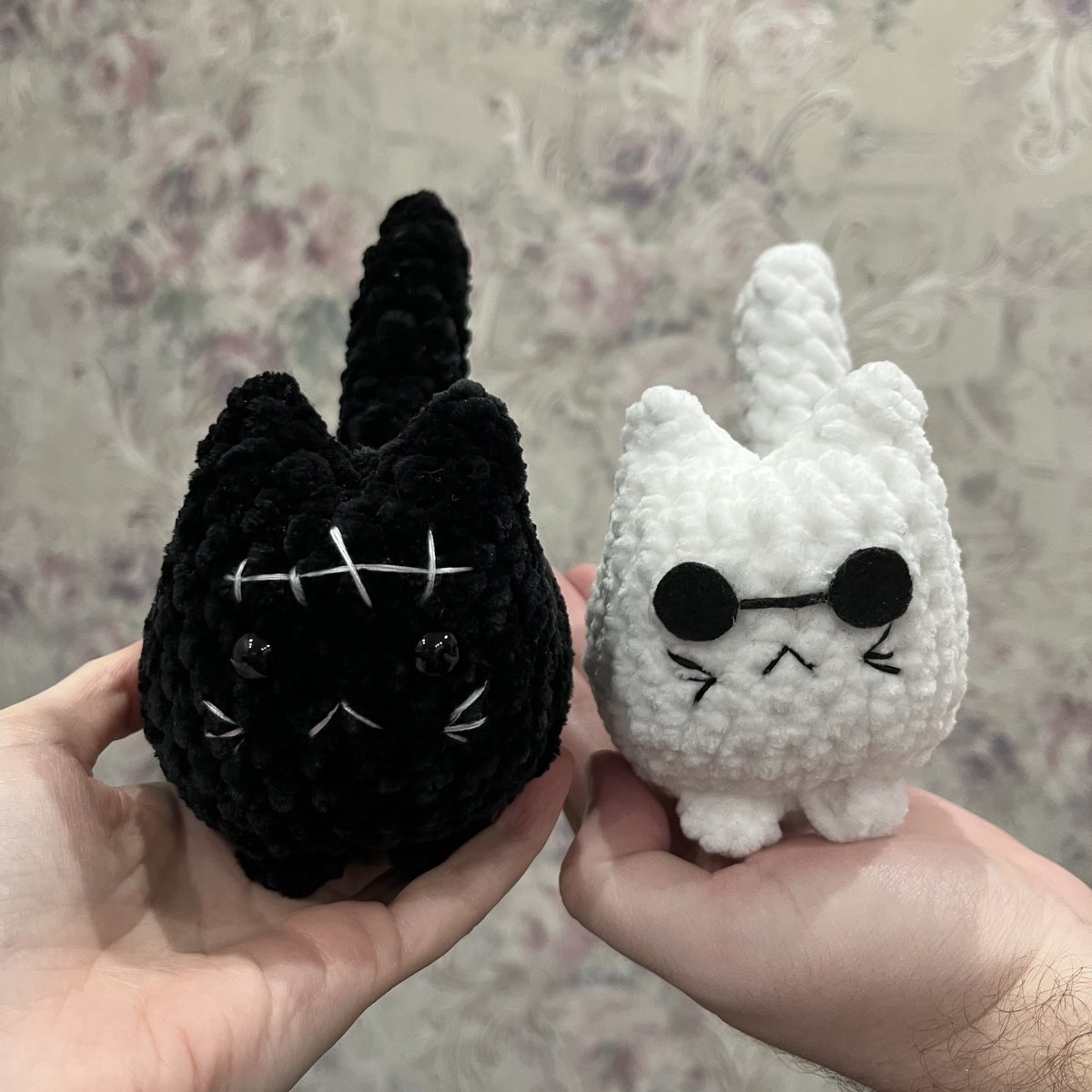 stealurtime's tweet photo. @yoontokadzu меня бабушки тоже в детстве учили, причём одна крючком, а другая спицами, но я только баловалась, потому что тоже усидчивости не хватало, а сейчас самый кайф под сериальчик

из игрушек ещё вот, а остальные работы были одежда + шоппер https://t.co/j5VWTREaCq