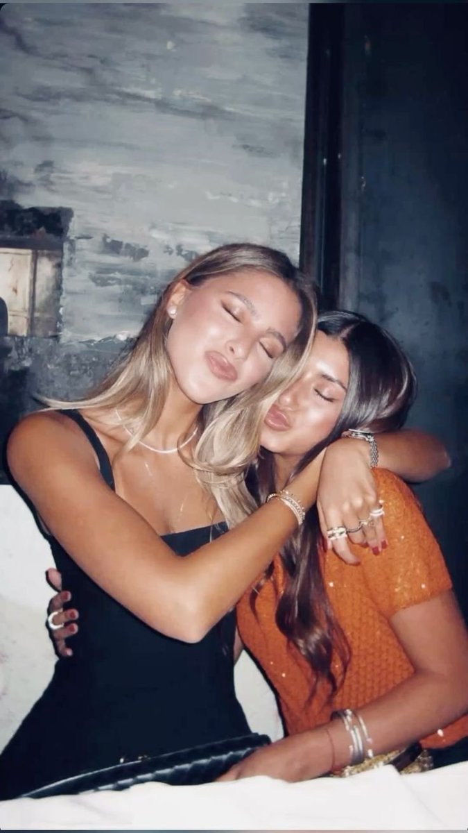 LunaYldz's tweet photo. Parabéns, minha melhor amiga! Que sorte a minha caminhar ao teu lado e partilhar a vida contigo. Que este novo ano traga tantas alegrias quanto aquelas que tu dás a todos os que te rodeiam. Amo-te muito meu amor bom e o melhor que a vida me deu 🩷 https://t.co/mniudfm4JT