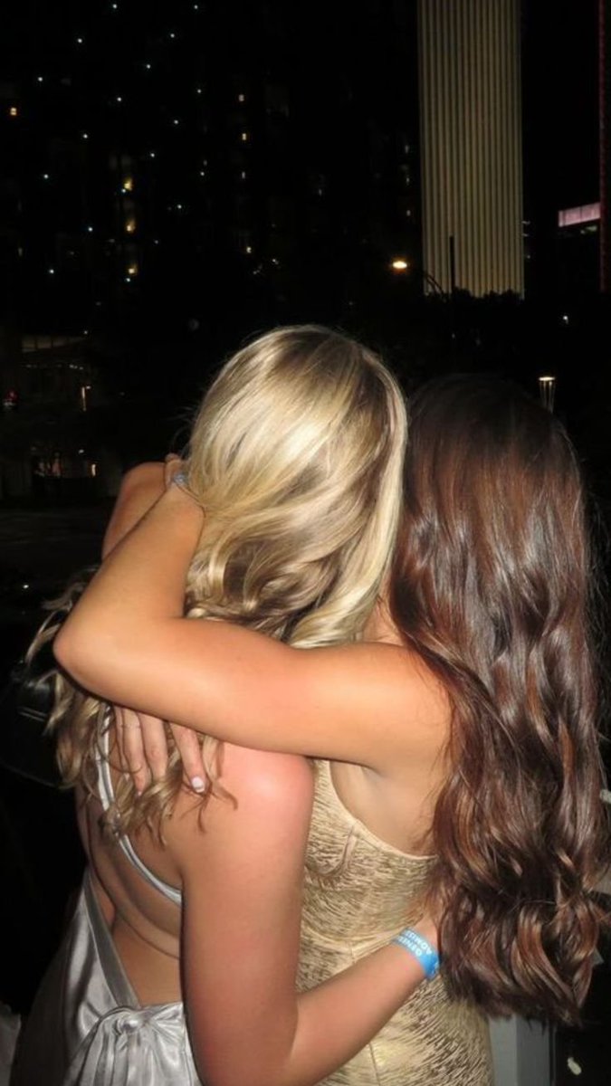 LunaYldz's tweet photo. Parabéns, minha melhor amiga! Que sorte a minha caminhar ao teu lado e partilhar a vida contigo. Que este novo ano traga tantas alegrias quanto aquelas que tu dás a todos os que te rodeiam. Amo-te muito meu amor bom e o melhor que a vida me deu 🩷 https://t.co/mniudfm4JT