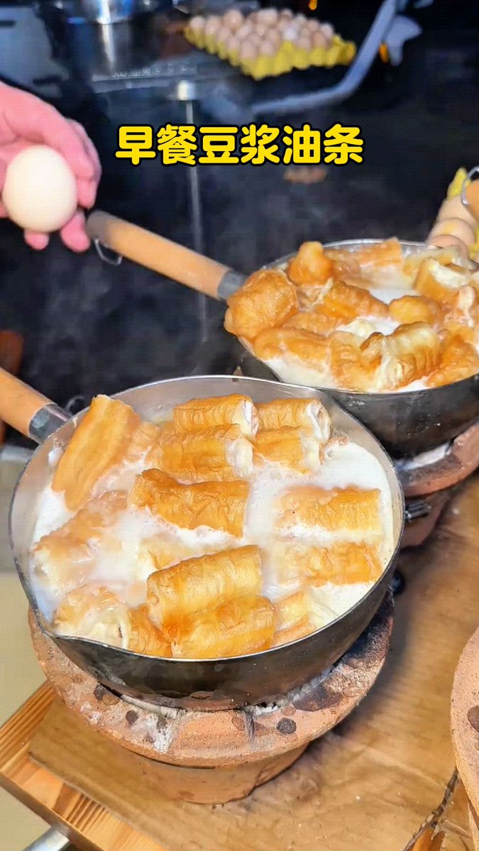 KewishJacob's tweet photo. Craving late-night street snacks Warm crispy fried dough sticks with soy milk hit different—simple, satisfying, and pure comfort food vibes! https://t.co/wrUZYblH5I