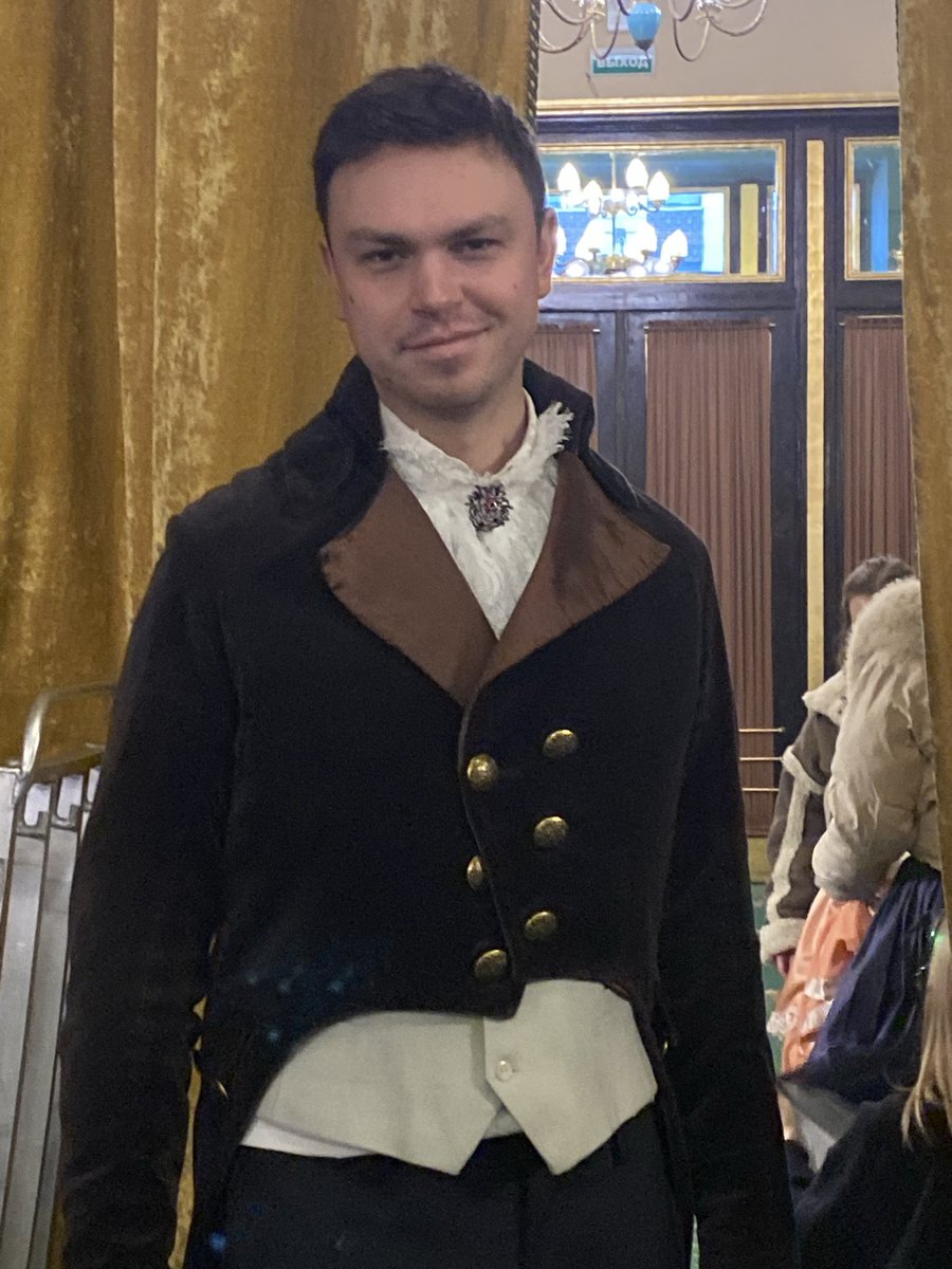 hvedchin's tweet photo. «Этот пиджак хорош для амс-ки. Ходибельное пятно» - Сказала костюмерша😃
Я понял что раз 50 работал «Ходибельным пятном» https://t.co/UjuU5v9pdc