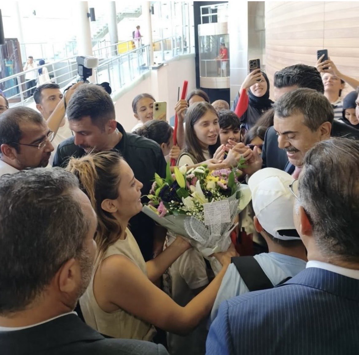 gidesimgelir's tweet photo. Sürecin başından beri biliyoruz ki Sayın Bakanımız @Yusuf__Tekin öğretmenini ailesinden, evladından ayrı bırakmaz.  Beklentimiz de güvenimiz de tamdır. ☀️ #ilEmriyleKavusalim @cftcblnt @mebpgm 🌹 https://t.co/hv8lm5RIEU
