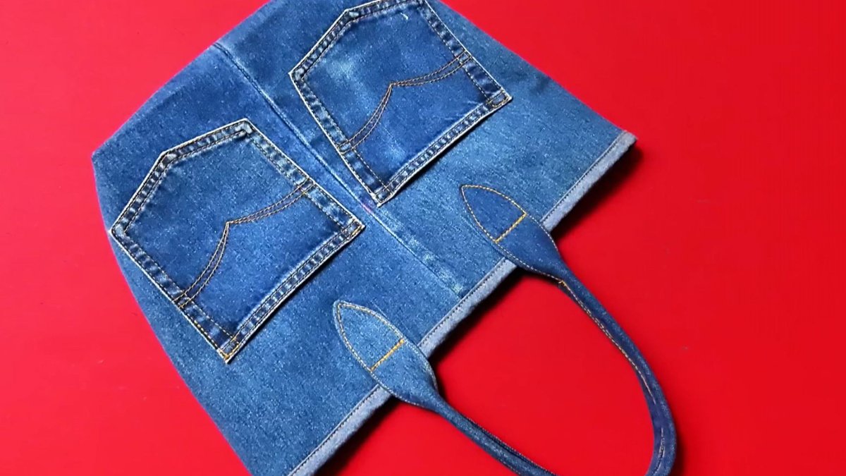 Stephen56373561's tweet photo. Turn old denim jeans into a trendy crossbody bag—just snip, stitch, and add a chain! Perfect upcycle for your wardrobe. https://t.co/G36ChI58lB