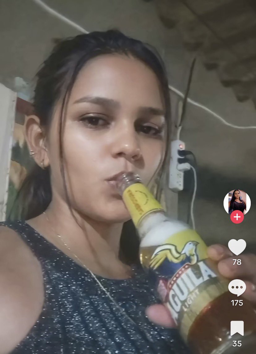 Gabo_Magus's tweet photo. ¡ ALERTA, DENUNCIO URGENTE EN COLOMBIA! 🇨🇴 🚨 

Presuntamente, esta mujer estaría vendiendo material de abuso de su hija, a cambio de tokens de TikTok (galaxias).

Grandes cuentas de TikTok han hablado sobre esta mujer, que en comentarios admite horribles crímenes en contra de su hija, en complicidad con su novio, presuntamente.

Su cuenta de TikTok sigue activa, y continuar respondiendo comentarios: https://t.co/5blIBKqQQC
