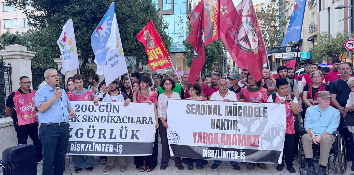 DevSendikalBir's tweet photo. #Limterİş sendikası yöneticilerinin tutukluluğunun 200. gününde, Kadıköy'de eylem yapıldı. 
https://t.co/NuI6o3N1t6 https://t.co/BilZ4A4gha