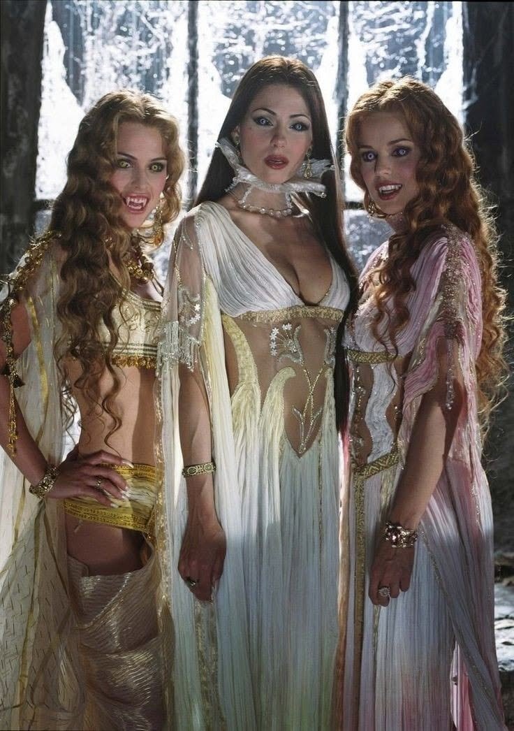 Vampiresveil_'s tweet photo. Inspirations for our main character, Selene Thorn: 🦇🩸

🖤 Dracula's Brides (Van Helsing)
💜 Morrigan (Darkstalkers) https://t.co/NZ9plE9Srv