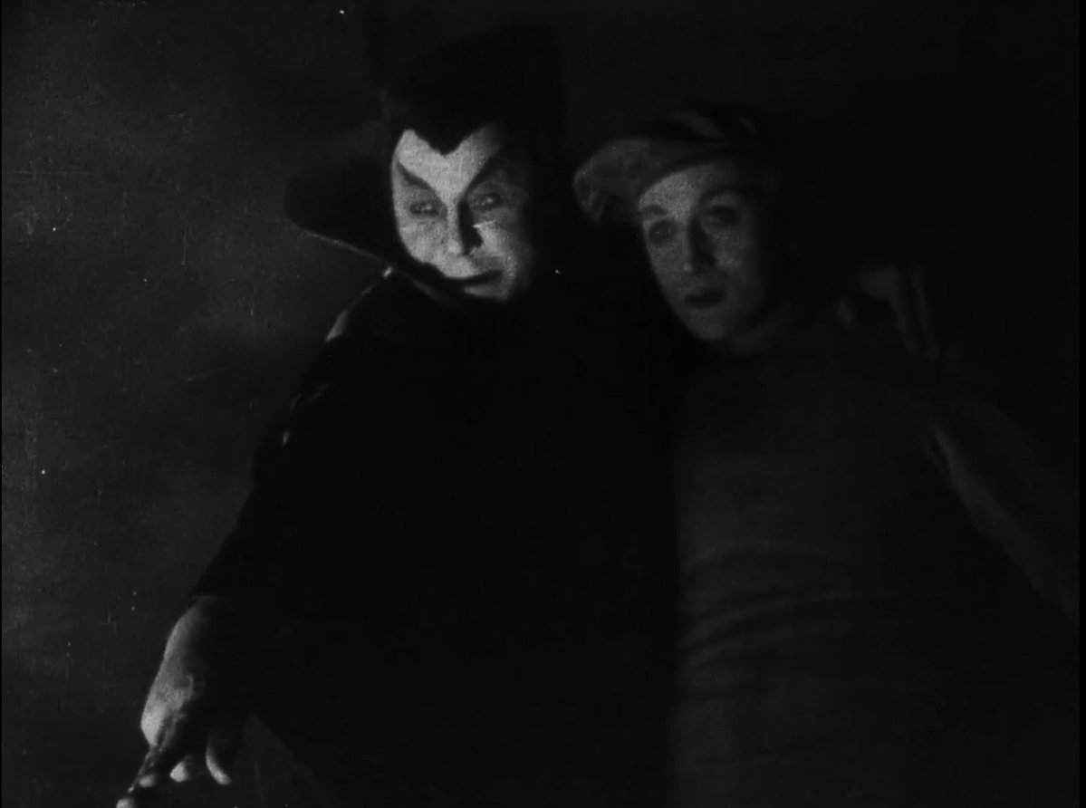 SoulMonkeyOne's tweet photo. Hoy he visto Fausto y me ha parecido una maravilla. Pero no he podido evitar, ver que la gente de Disney se inspiró en esta película, en partes, para hacer el Aladdin del 92. Fausto le pide al demonio que lo haga joven, Aladdin le pide al genio que lo convierte en un príncipe. https://t.co/ZAbg0sUNWp