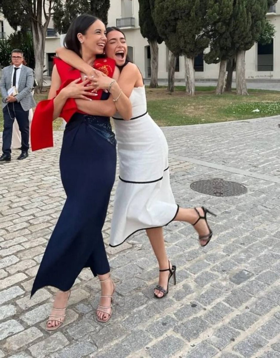 EvaPelayozz's tweet photo. Muitos parabéns, minha emminha! Que este dia seja o recomeço de um ciclo incrível, cheio de saúde, amor e novas conquistas. Obrigada por seres essa pessoa maravilhosa na minha vida. Celebra muito! E conta comigo sempre fofinha, adoro-te 💕 https://t.co/qsDJ8U0jqG